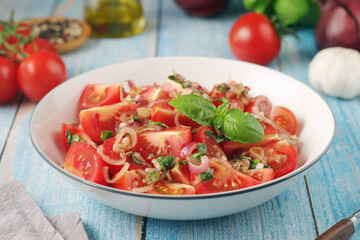 A bowl with Romanian tomato salad de Rosii