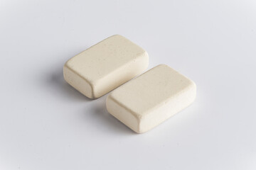 borrador rectangular blanco sobre  superficie blanca