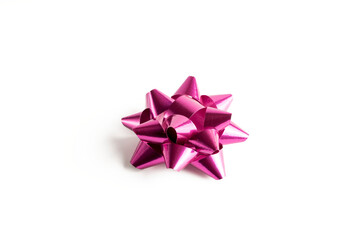 Lazo brillante de cinta rosa,  aislado en fondo blanco