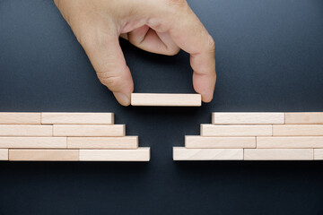 Hand fill a wooden piece to solve the gap problem, connect the distance bridge symbol