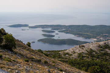 Widok na Korcule i pobliskie wyspy ze szlaku na Górę Św. Eliasza na półwyspie Peljesac