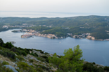 Zdjęcie przedstawia wyspę Korcula widzianą z półwyspu Peljesac
