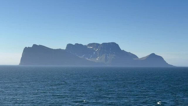 Nordfugl&oslash;ya, Nuorta-Vuovl&aacute;, Vannv&aring;g, Karls&oslash;y Municipality, Troms, Norwegen - uninhabited nature reserve island partially snow covered mountain top of Fugl&oslash;ykallen