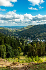 Obraz premium Herbstliche Wanderung durch den wunderschönen Thüringer Wald über den Kickelhahn bei Ilmenau - Thüringen - Deutschland