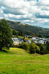 Obraz premium Herbstliche Wanderung durch den wunderschönen Thüringer Wald über den Kickelhahn bei Ilmenau - Thüringen - Deutschland