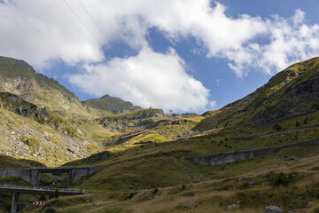 Serpentinen in den Bergen