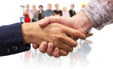 Menschen geben sich die Hand vor Gruppe von Menschen als Versicherung Konzept