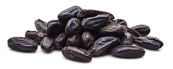 Obraz premium Black Tonka beans isolated on white background