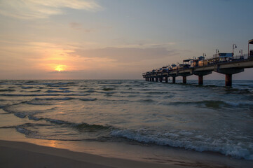 Seebr&uuml;cke mit Sonnenuntergang am Strand von Misdroy (Międzyzdroje) an der polnischen Ostseek&uuml;ste