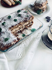 Tiramisù italiano.  Tiramisù classico al caffè con cocco, cioccolato, savoiardi e crema al mascarpone. Direttamente sopra.