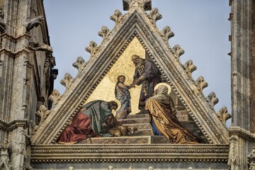 siena, italien - 06.02.2024 - darstellung der maria am linken giebel der kathedrale