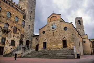 Obraz premium san gimignano, italien - 07.02.2024 - piazza del duomo mit collegiata santa maria assunta und palazzo comunale
