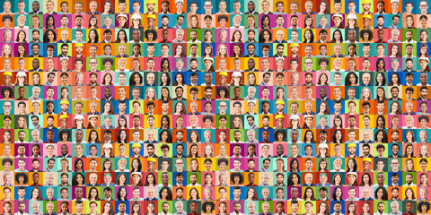 Großes Panorama erwachsener Menschen vieler Generationen