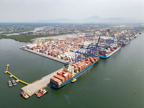 Aerial view of the Port of Paranagu&aacute; in operation on October 1, 2024.
