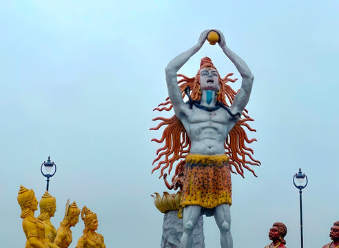 statue of mahahkal holding shankh