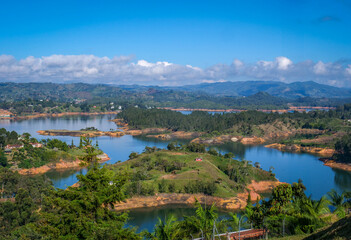Fototapeta premium Lac de barrage El Penon à Guatapé en Colombie