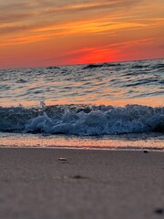 Zachód słońca nad morzem przy piaszczystej plaży © Janusz