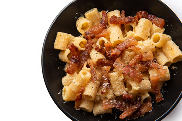 Mezze maniche alla carbonara, tipica pasta della cucina romana, cibo italiano 
