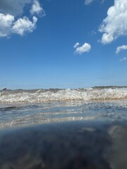 Morski brzeg latem podczas słonecznej pogody