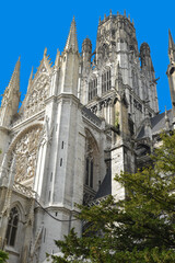 Fototapeta premium Tour gothique de l'église Saint-Ouen à Rouen en Normandie. France