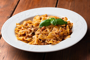 Farfalle con ragù alla bolognese, pasta italiana 