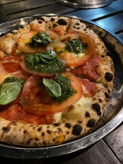 pizza italiana napolitana con tomate y albahaca