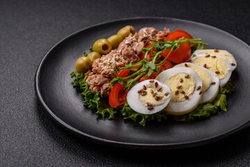 Salad with tuna pieces, boiled egg, cherry tomatoes, lettuce