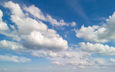 Obraz premium A beautiful blue sky filled with fluffy white clouds, creating a serene and peaceful atmosphere