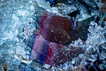 Bruchglas im Recycling Container