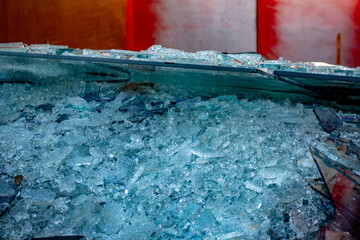 Bruchglas im Recycling Container