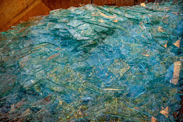 Bruchglas im Recycling Container