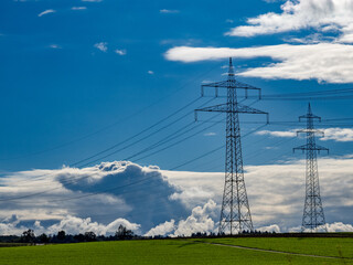 Strommasten einer &Uuml;berlandleitung und Wolkenhimmel