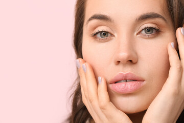 Obraz premium Beautiful young woman with natural makeup on pink background, closeup