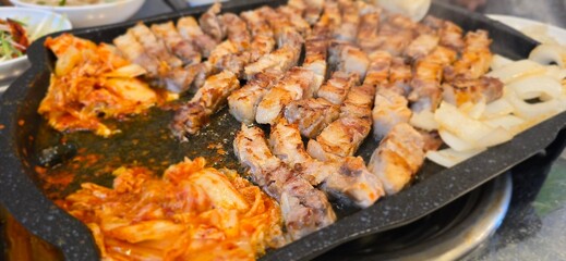 Eat grilled pork belly with kimchi