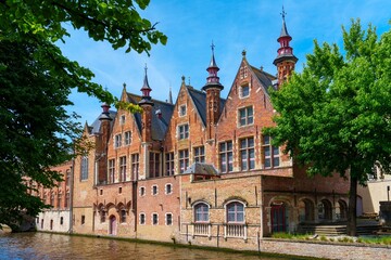 Obraz premium Explore Bruges, Belgium, where picturesque canals meet stunning 17th-century architecture. This well-preserved city is a haven for history lovers and photographers, with countless photo opportunities.