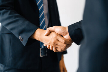 Obraz premium Business people agreement concept. Businessman do handshake with another businessman in the office meeting room. uds
