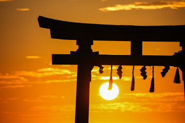 鳥居の合間から昇る太陽