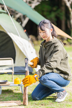 薪を割る女性