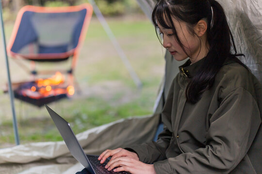 テントでくつろぐ女性
