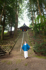 屋外の着物を着たミドルエイジの日本人女性