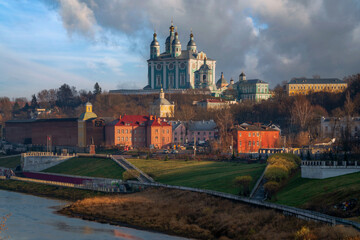 Obraz premium View of the Dnieper River embankment in Smolensk, the Assumption Cathedral and the Smolensk Fortress Wall on a sunny autumn evening, Smolensk, Russia