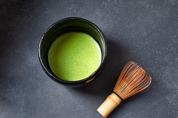日本の茶道 茶碗と茶筅と抹茶 黒背景 コピースペースあり Japanese Tea Ceremony (Chado) : Tea bowl, tea whisk and matcha (green tea) on black background, copy space available