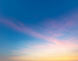 Obraz premium A stunning and inspiring image of a colorful sunset, evoking feelings of peace and serenity