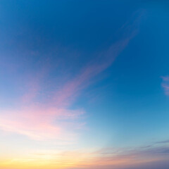 Obraz premium A colorful gradient of pink, purple, orange, and blue, painting a stunning picture of the sunset sky