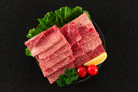国産黒毛和牛　ウデ焼肉　皿盛り　俯瞰　Kuroge Wagyu Beef Ude Yakiniku Plate Overhead View