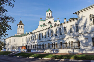 Obraz premium Yaroslavl, Yaroslavl region, Russia - 15.09.2024. Walls and towers of the Yaroslavl Kremlin