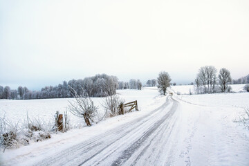 Obraz premium Icy road in a the countryside a winter day