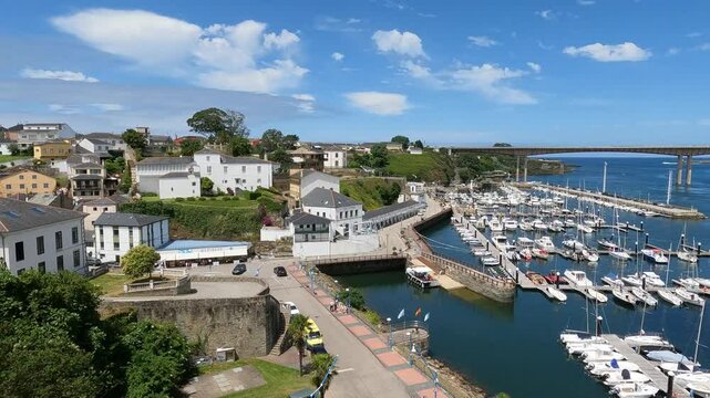 Vista panor&aacute;mica de la villa asturiana de Ribadeo y su puerto deportivo en el litoral cant&aacute;brico, norte de Espa&ntilde;a. No Audio