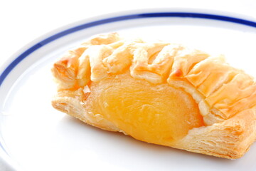 サクサクしたパイ生地が美味しそうな、リンゴをたっぷり使ったアップルパイ
