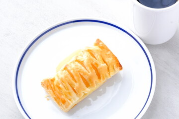 りんごをたっぷり使ったアップルパイと、淹れたてのコーヒーで、幸せなおやつの時間
